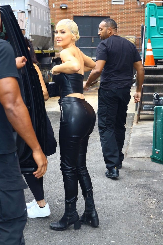 Kylie Jenner siyah deri kostüm ile