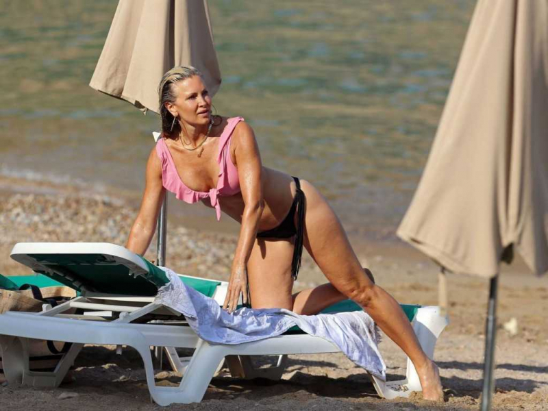 Caprice Bourret bikini ile Ibiza plajında