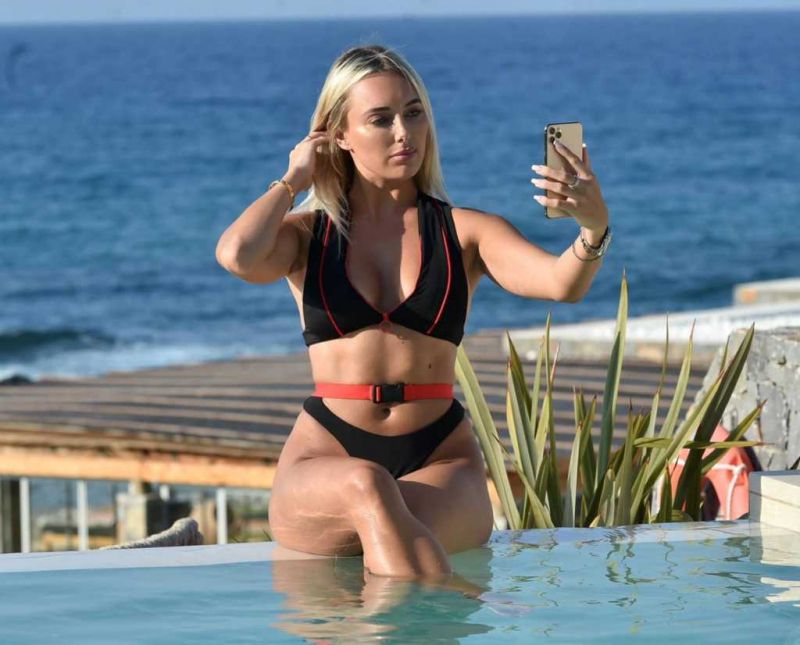 Amber Turner tanga bikini ile Girit Adası'nda