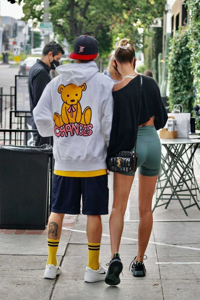 Hailey Baldwin Bieber yeşil tayt şort ile Los Angeles'ta