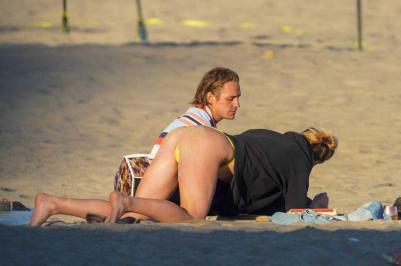Ireland Baldwin sarı bikini ile Malibu plajında