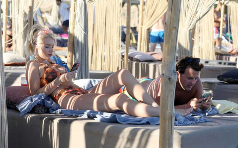 Lottie Moss bikini ile Mykonos'ta