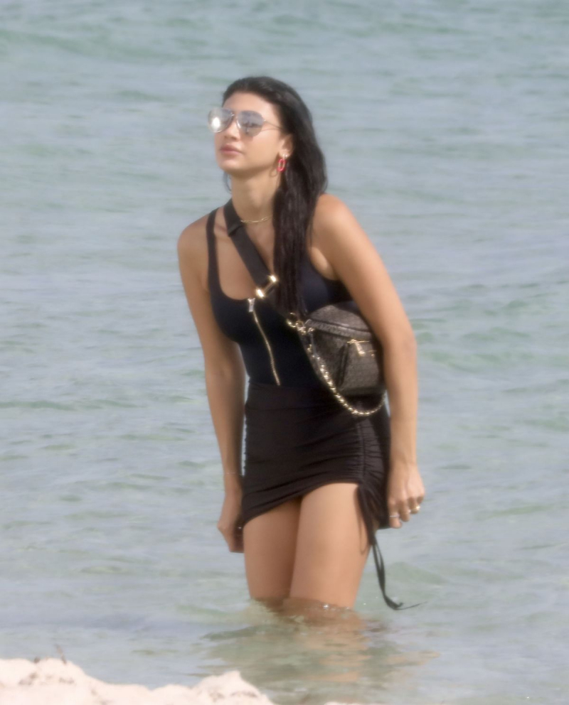 Abla Sofy siyah elbiseyle Miami plajında