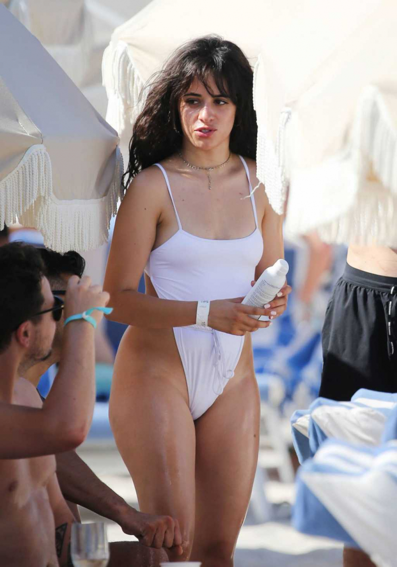 Camila Cabello beyaz mayo ile Miami plajında. 