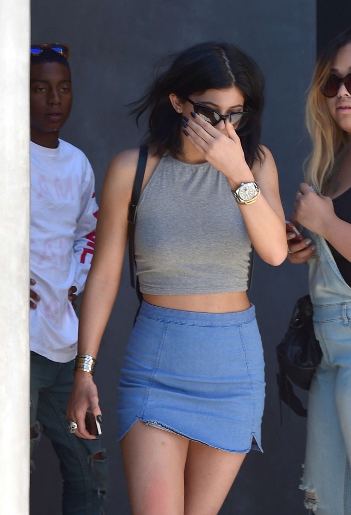 Kylie Jenner mavi mini etek ile 