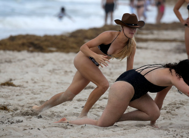 Eugenie Bouchard renkli ve siyah bikinisiyle Miami plajında