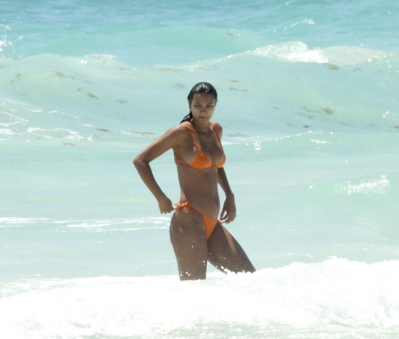 Lais Ribeiro turuncu bikini ile Tulum plajında 01/04/2021