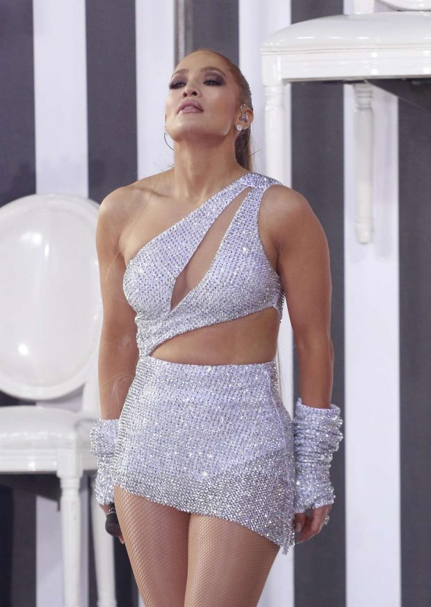 Jennifer Lopez gri mini kostüm ile