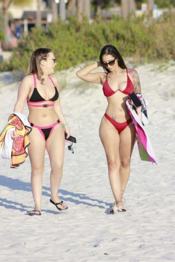 Carmen Valentina ve Stefania Mafra bikini ile Miami plajında