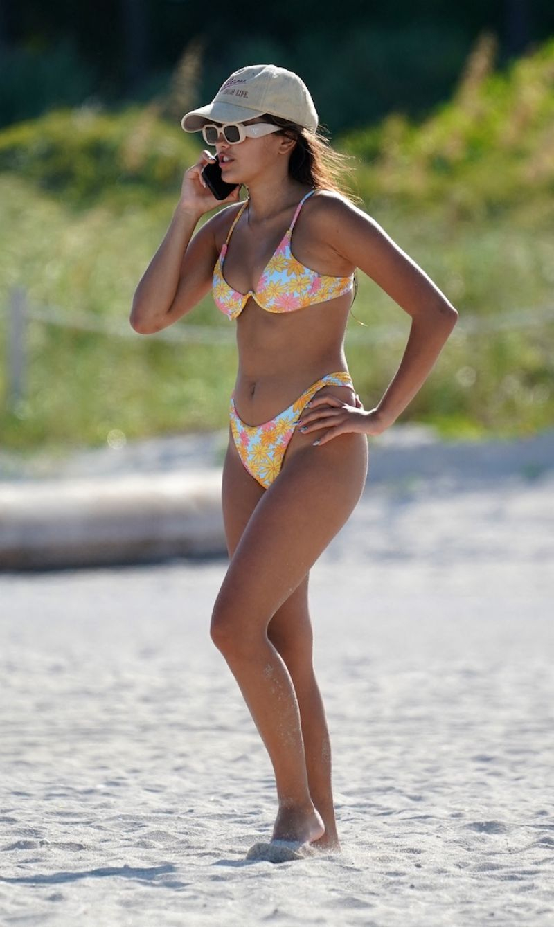 Maia Reficco bikini ile Miami plajında