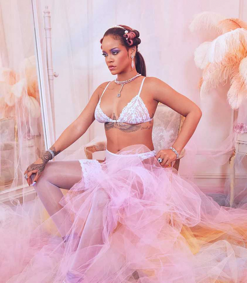 Rihanna beyaz iç çamaşırıyla çekimlerde