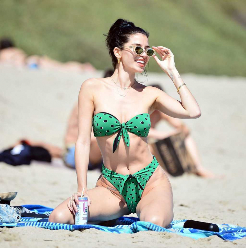 Nicole Williams yeşil bikiniyle Malibu'da
