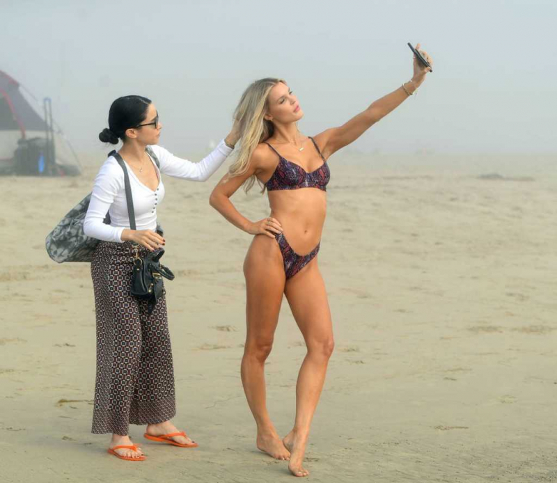 Joy Corrigan bikini ile Venice plajında