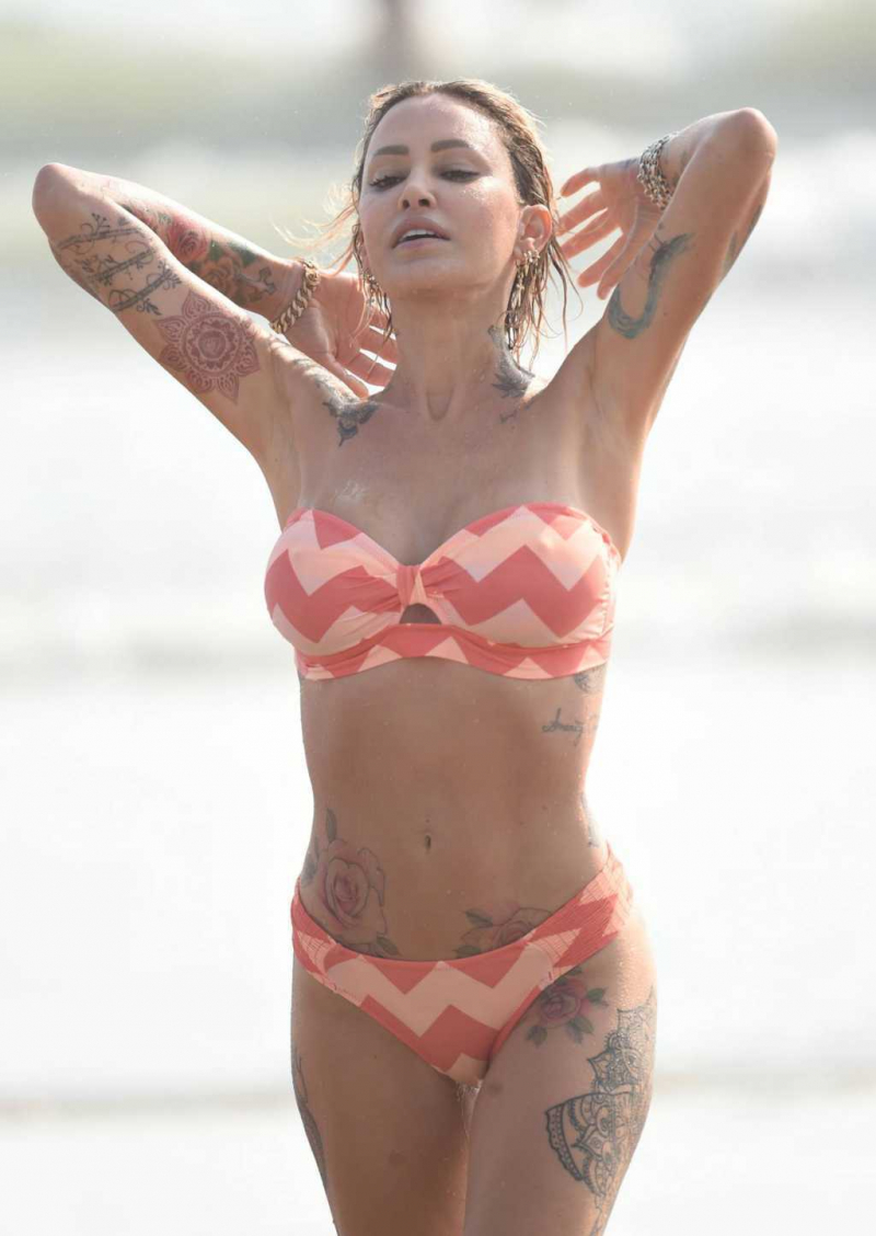 Tina Louise bikini ile Santa Monica plajında