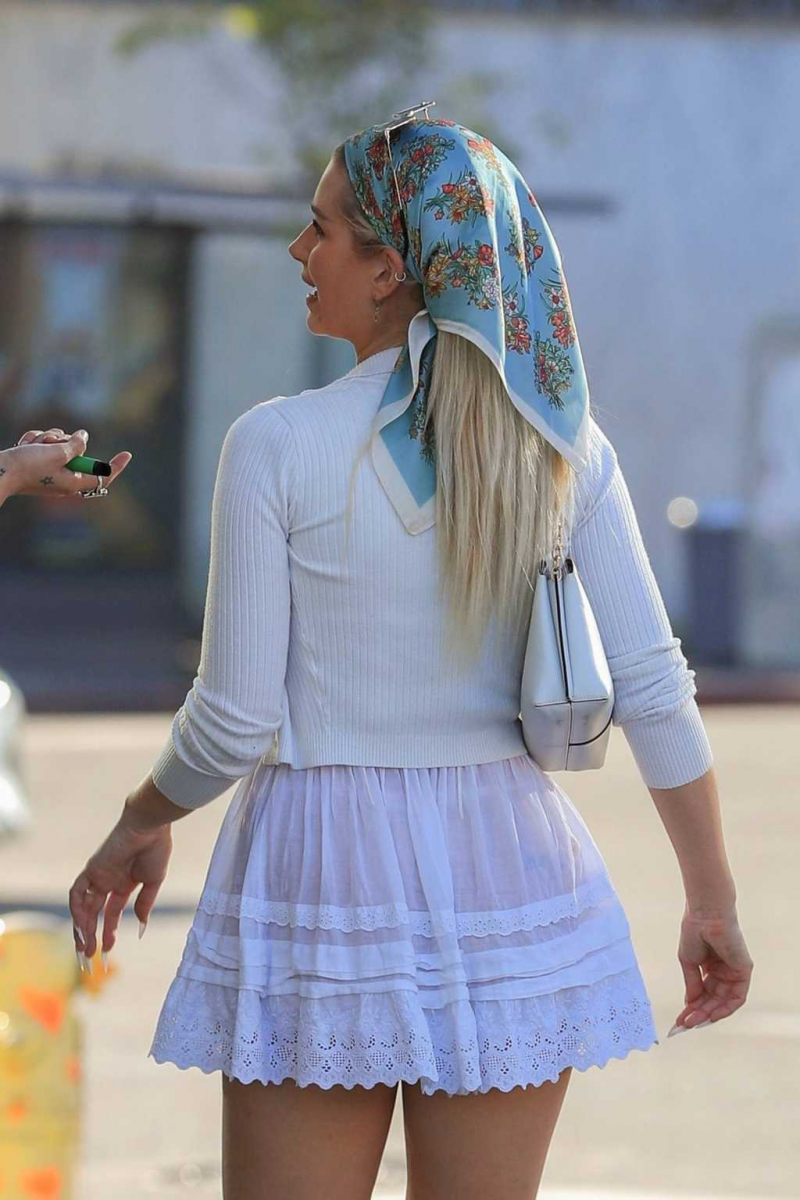 Lottie Moss beyaz mini elbise ile Batı Hollywood'da