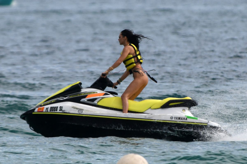 Bella Hadid bikiniyle jet skide