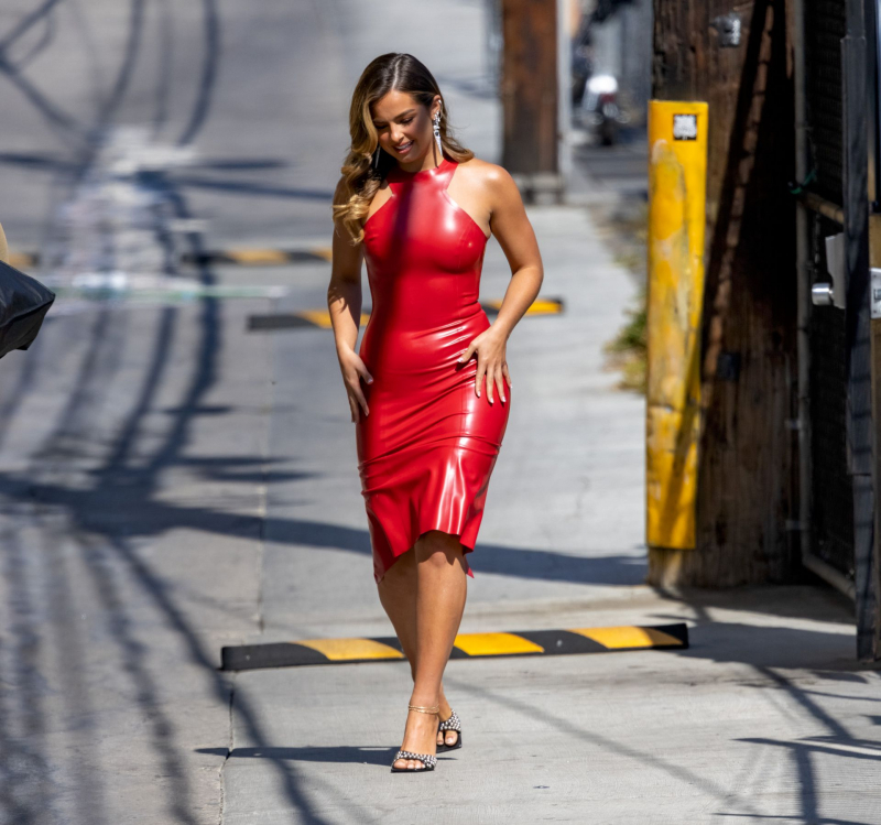 Addison Rae kırmızı latex elbiseyle Hollywood'da