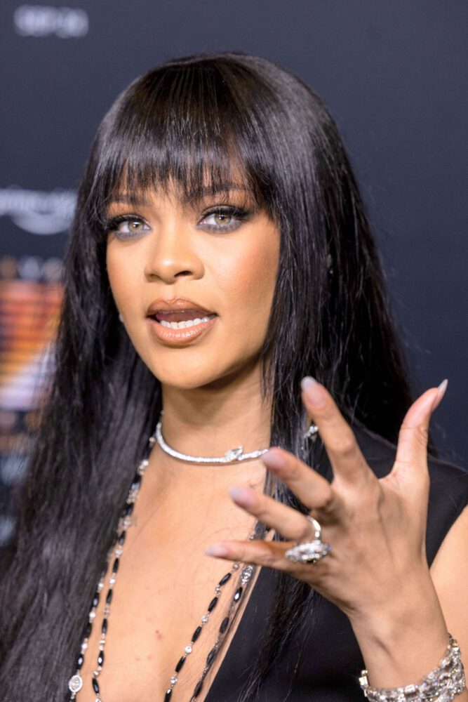 Rihanna dizüstü çorapla Savage X Fenty prömiyerinde