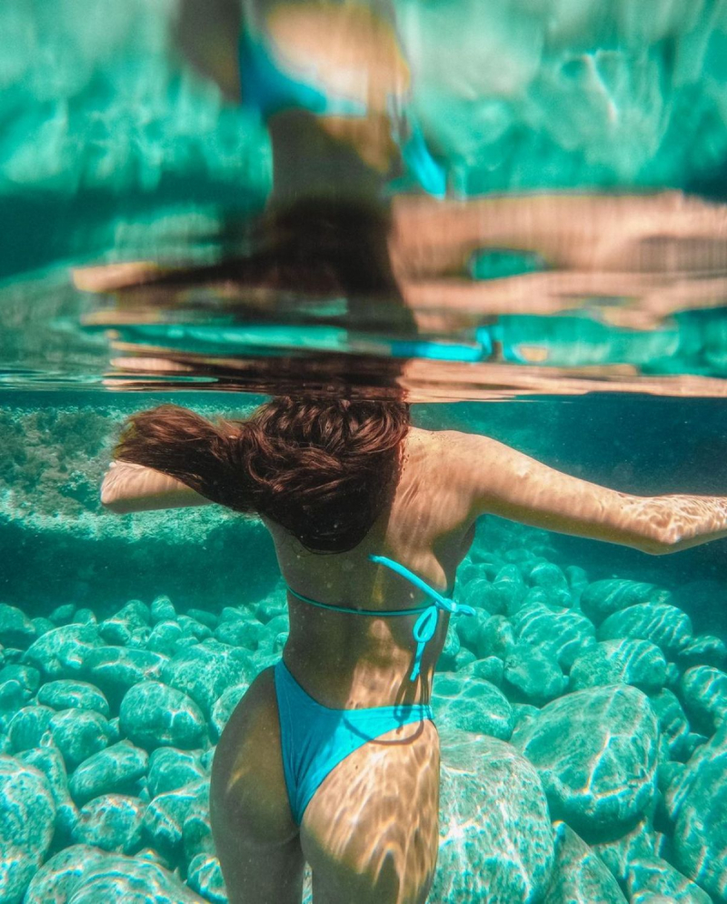 Priscilla Huggins Ortiz turkuaz bikiniyle denizde