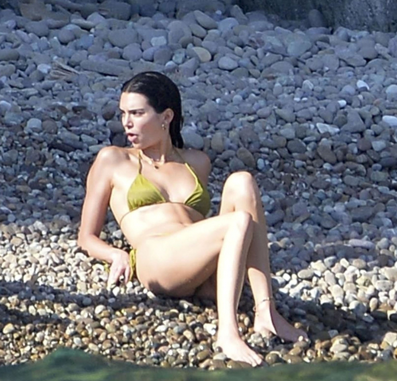 Kendall Jenner yeşil bikiniyle Ponza'da