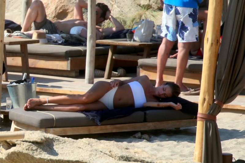 Lorena Rae beyaz bikini ile Mykonos plajında