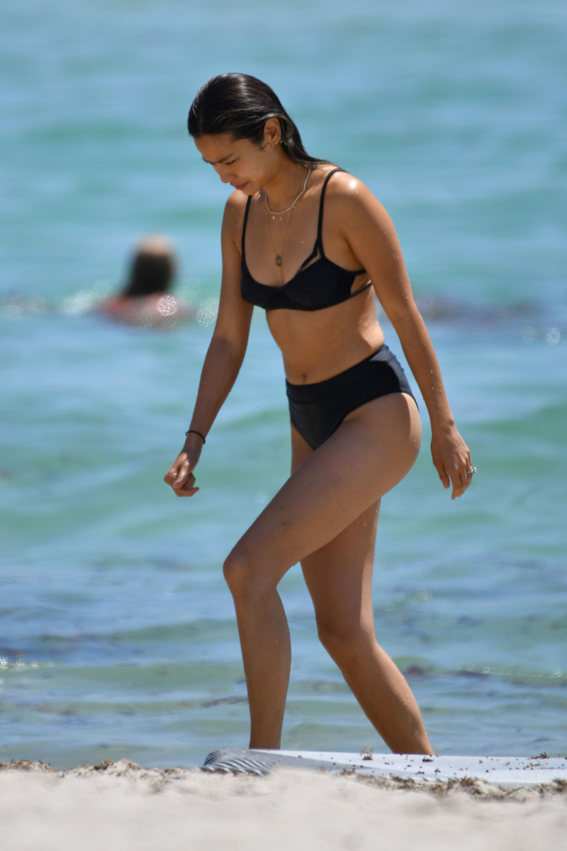 Jamie Chung siyah bikiniyle plajda