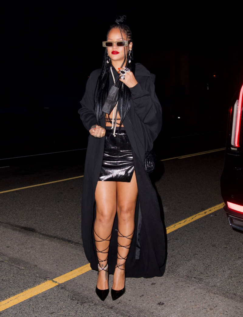 Rihanna siyah mini etekle Los Angeles'ta