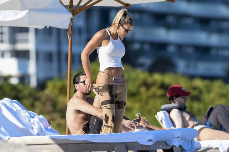 Sofia Richie bikini ile Miami plajında