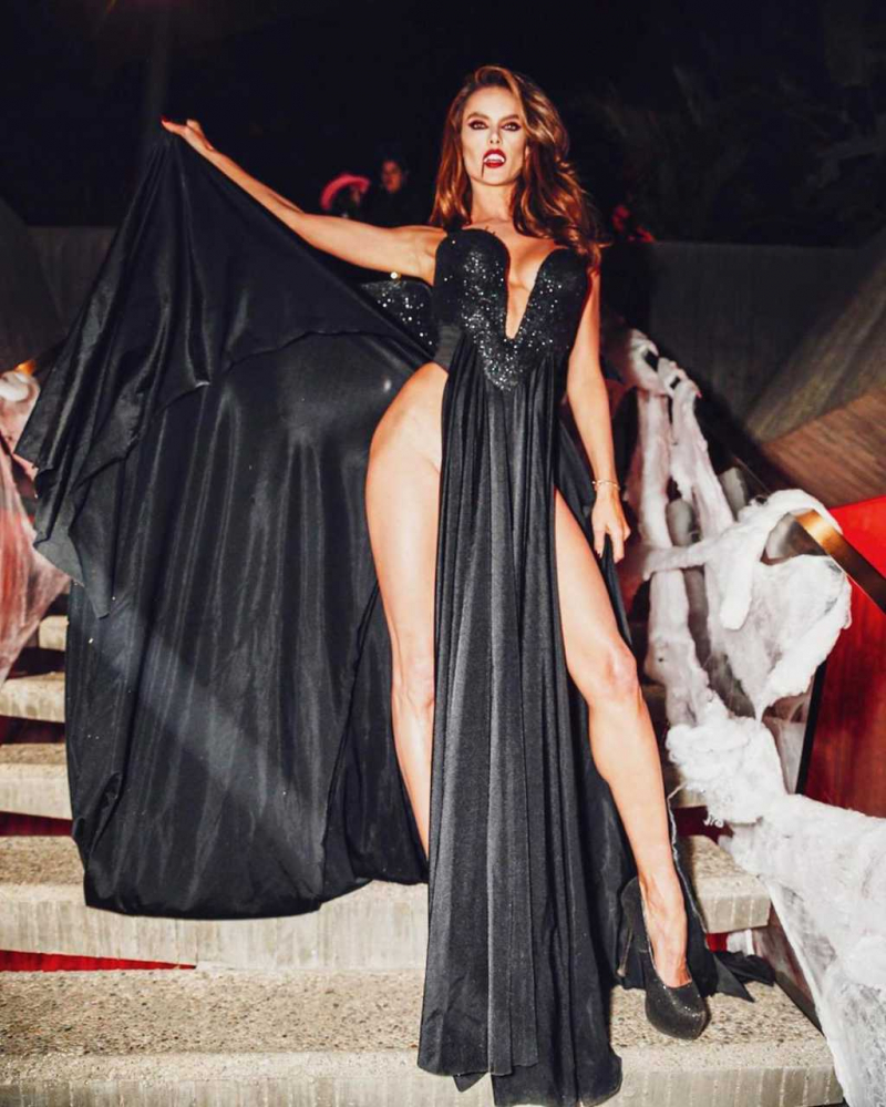 Alessandra Ambrosio vampir kostümü ile Cadılar bayramı etkinliğinde