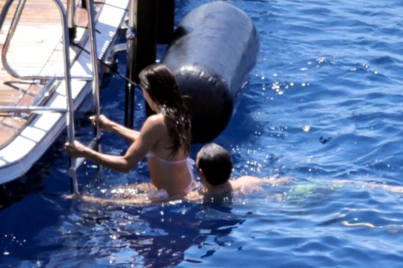 Eva Longoria bikiniyle Capri'de