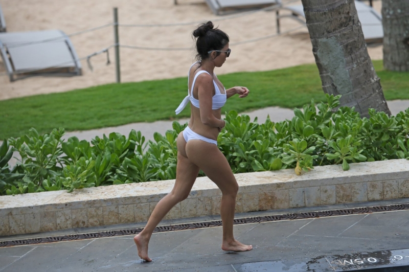 Kourtney Kardashian beyaz bikiniyle