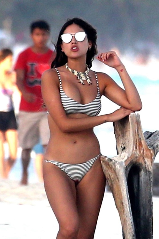 Eiza Gonzalez gri bikinisiyle plajda