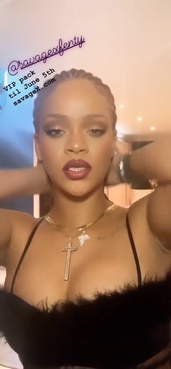 Rihanna şeffaf transparan kostüm ile etkinlikte