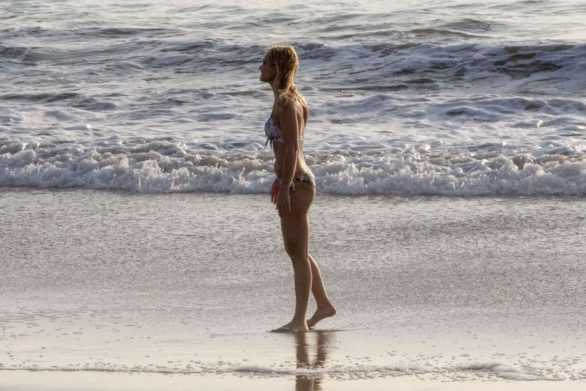 Katie Cherry floral bikini ile Los Angeles'ta