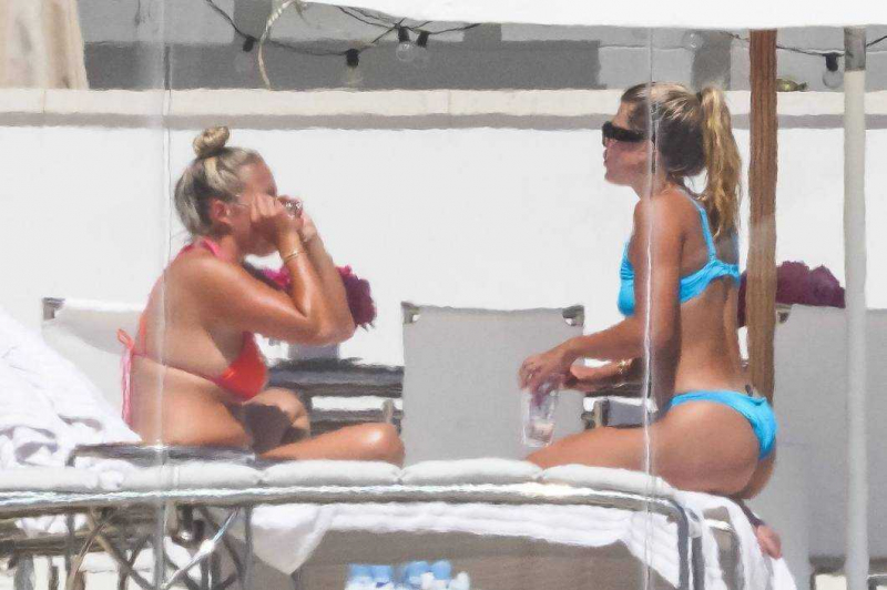 Sofia Richie mavi bikini ile Malibu'da 