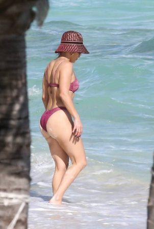 Jennifer Lopez bikini ile Turks and Caicos Adaları'nda