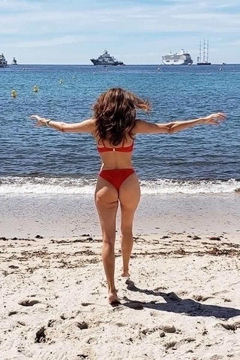 Blanca Blanco kırmızı bikiniyle