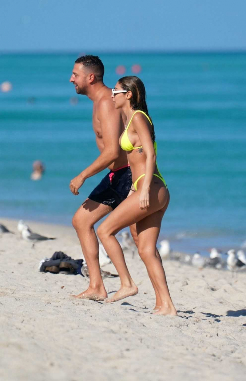 Chantel Jeffries sarı tanga bikiniyle Miami'de