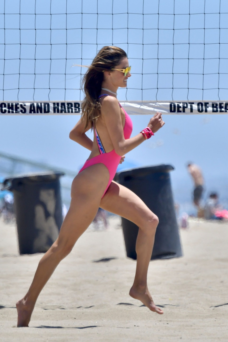 Alessandra Ambrosio pembe mayoyla Santa Monica'da