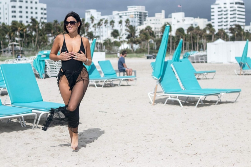 Claudia Romani siyah mayoyla plajda