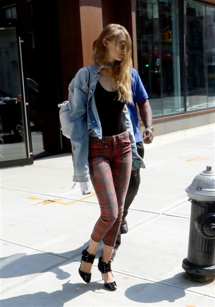 Gigi Hadid renkli pantolon ile sokakta