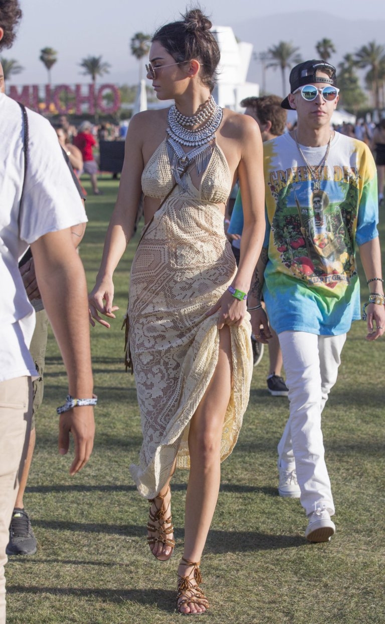 Kendall Jenner uzun elbise ile festivalde