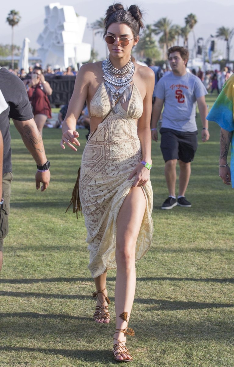Kendall Jenner uzun elbise ile festivalde