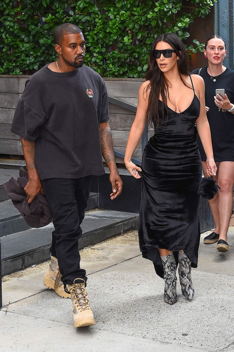 Kim Kardashian siyah göğüs dekolteli elbise ile