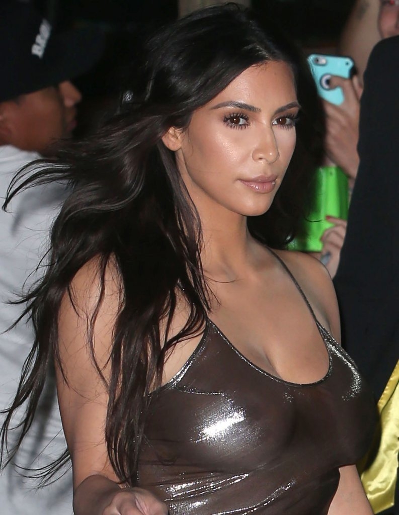 Kim Kardashian parlak elbisesi ile