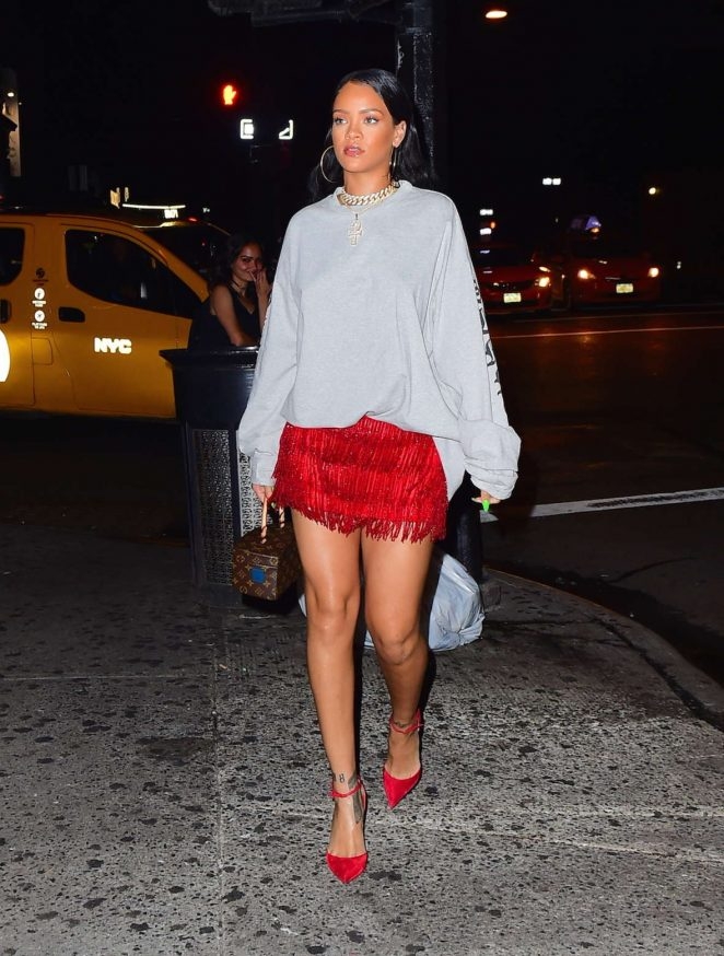 Rihanna kımızı mini elbise ile gece kulübünde