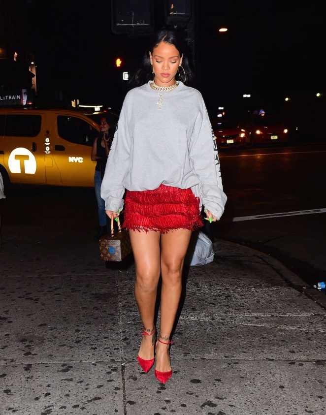 Rihanna kımızı mini elbise ile gece kulübünde