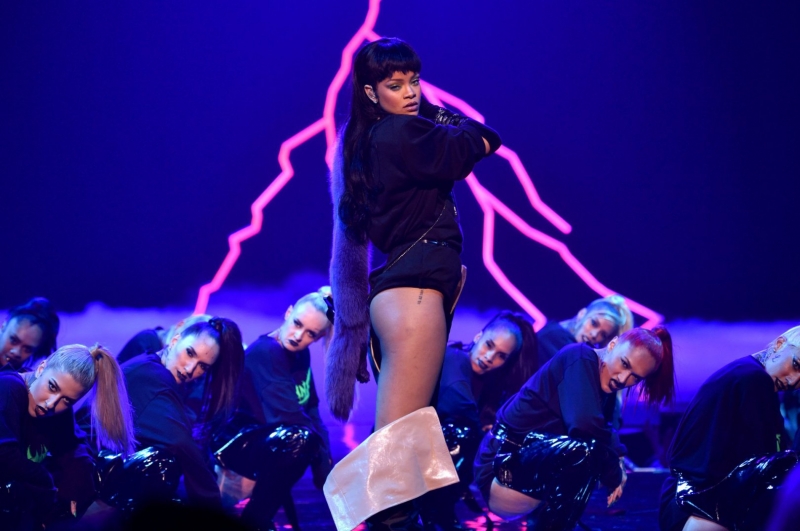 Rihanna tanga şort ile sahnede