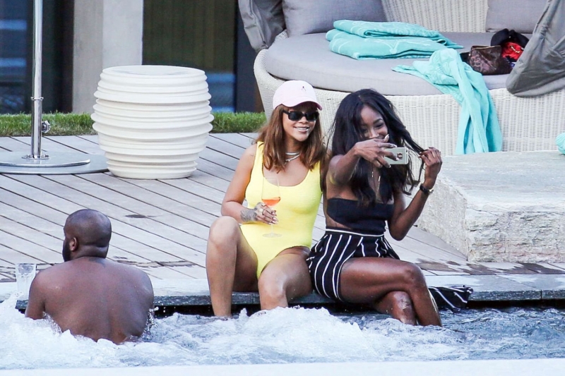 Rihanna sarı mayo ile havuzda