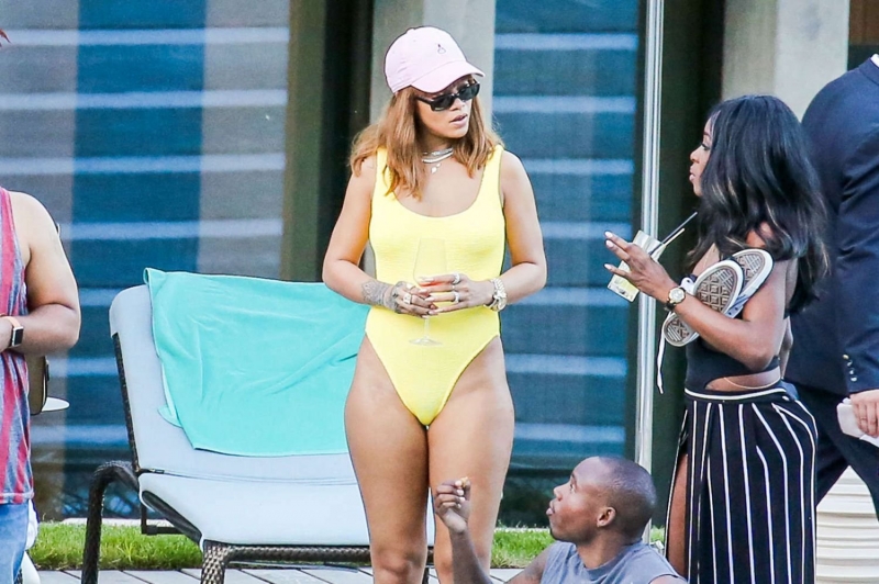Rihanna sarı mayo ile havuzda